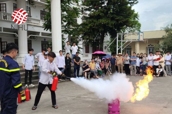 học sinh sử dụng bình chữa cháy